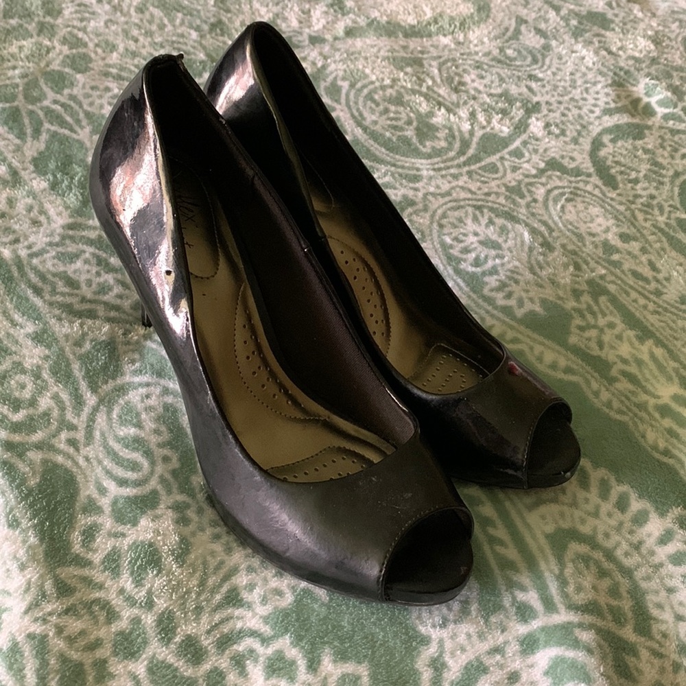 Black high heels size 7.5